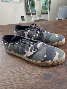 Men's Camouflage TOM'S  Canvas Lace-Up Sneakers - Green Camo SIZE 11